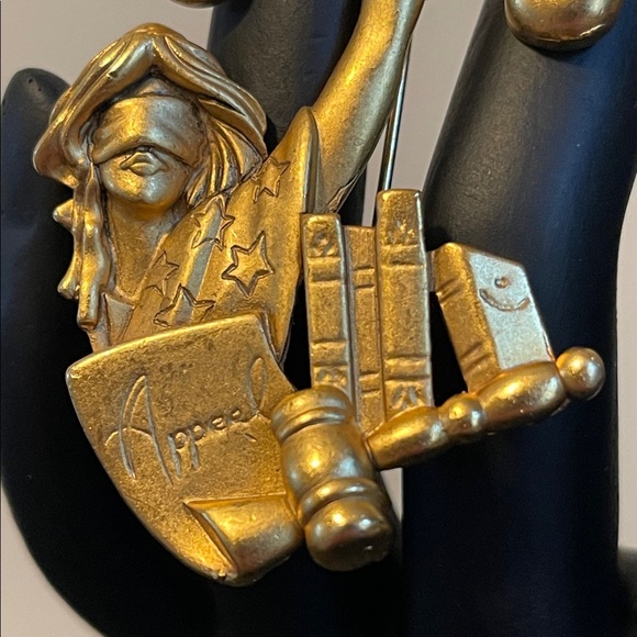 *RARE* AJC Gold-Tone Lady Justice “Appeal” Legal Brooch - Picture 3 of 8